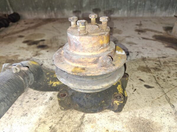 International b275 water pump - Image 2